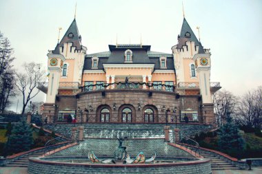 Avrupa Meydanı 'nda Kiev Akademik Kukla Tiyatrosu.