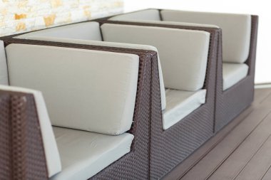 Yumuşak yastıklı rahat rattan koltuklar. Bir kafe ya da yaz terası için dekorasyon.