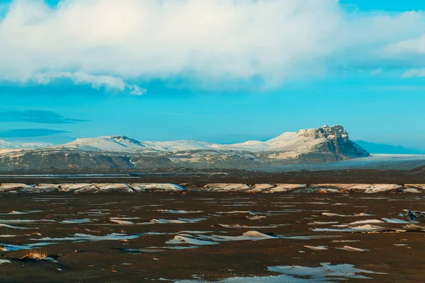 冬のアイスランドの信じられないほどのフィールドと平野の風景 地面は雪で覆われている 広い空間だ 冬の自然美 — ストック写真