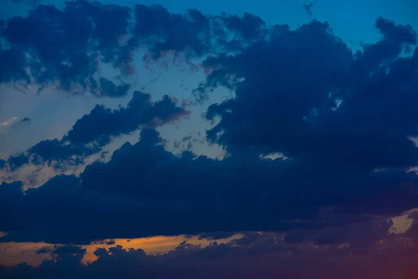 Těžké Zatažené Nebe Při Západu Slunce Krajina Krásné Přírody — Stock fotografie