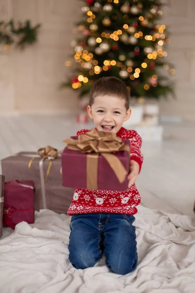 Portrait Joyeux Petit Garçon Souriant Pull Tricoté Rouge Avec Boîte — Photo