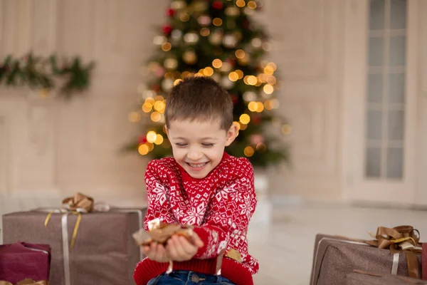 Portrait Noël Petit Garçon Confettis Adolescent Portant Pull Rouge Vacances — Photo