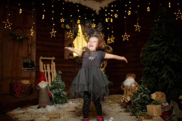 Niña Está Disfrutando Las Vacaciones Navidad — Foto de Stock