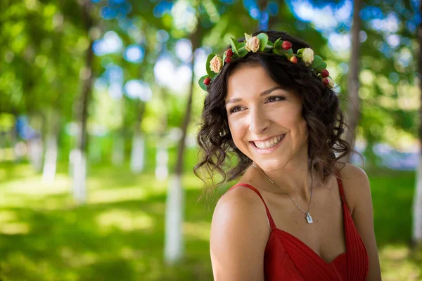 Porträtt Sexig Brunett Med Blommor Håret Grön Park Flickvåren — Stockfoto