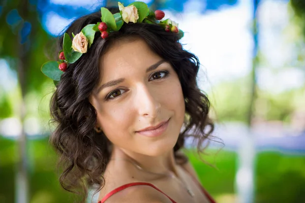 Portret Seksownej Brunetki Kwiatami Włosach Zielonym Parku Dziewczyna Wiosna — Zdjęcie stockowe