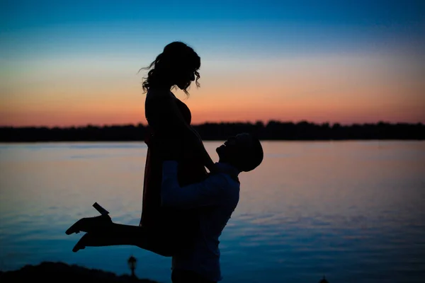 Silhuetter Ett Par Kärlek Romantik Vid Solnedgången — Stockfoto