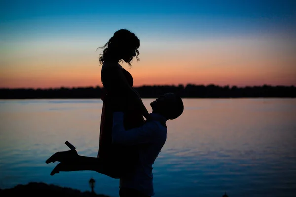 Silhouetten Van Een Verliefd Koppel Bij Zonsondergang — Stockfoto