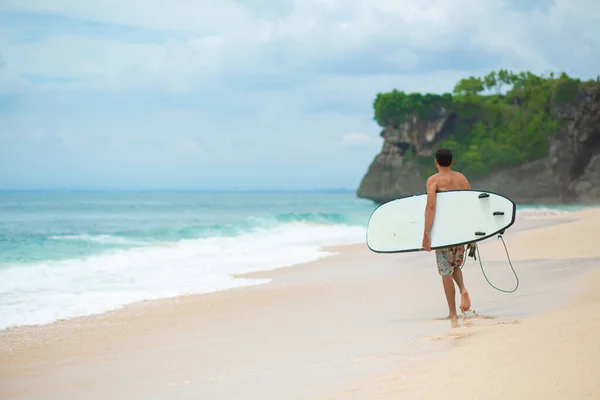 Σέρφερ Surfing Man Surfboard Walking Sandy Tropical Beach Υγιεινός Τρόπος — Φωτογραφία Αρχείου