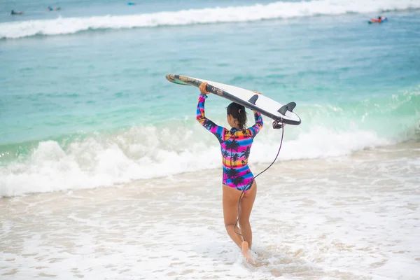 Sexy Ragazza Magra Con Tavola Surf Sulla Spiaggia Sabbia Tropicale — Foto Stock