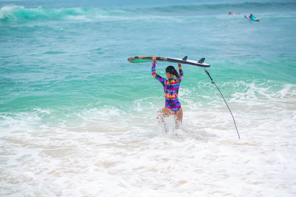 Sexy Ragazza Sottile Cavalcando Tavola Surf Nell Oceano Stile Vita — Foto Stock