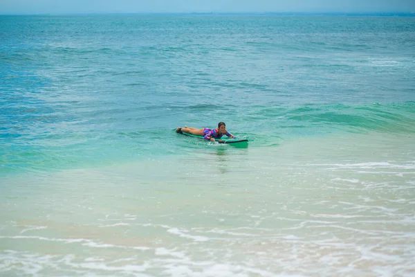 Szexi Karcsú Lány Szörfdeszkán Lovagol Óceánban Egészséges Aktív Életmód Nyári — Stock Fotó
