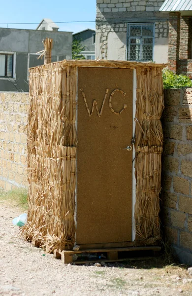 Shelter made of straw changing room on the beach. — Stock Image Shelter Made Straw Changing Room Beach Stock Picture