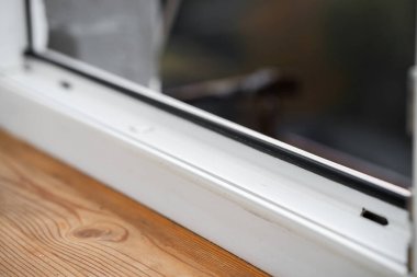 Usta, pvc pencerelerindeki lastik contaları değiştiriyor..