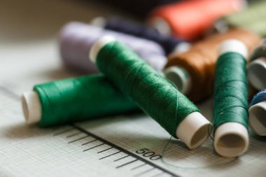 Çok renkli dikiş ipliklerinden oluşan bir set. Terzi endüstrisi..