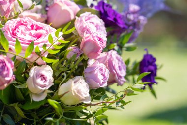 Şenlik masasının çiçek desenli buketleri. Açık hava partisini kutluyoruz. Dekor Ayrıntıları.
