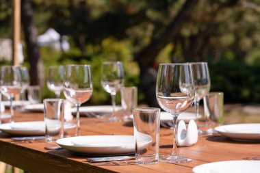 Masa örtüsü olmadan ahşap masa servis edildi. Açık hava parkındaki kafe..