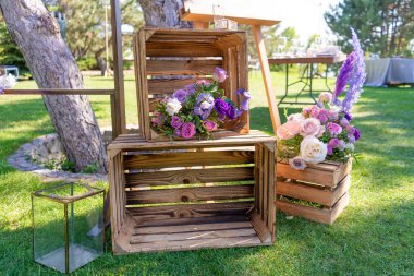 Tahta kutular ve taze çiçeklerden dekoratif unsurlar. Ayrıntılı Parti Dekorasyonu.