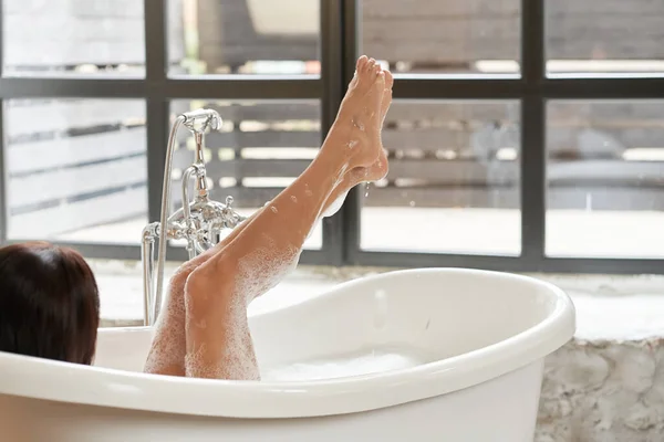 Una Hermosa Mujer Divierte Una Bañera Blanca Una Habitación Luminosa — Foto de Stock