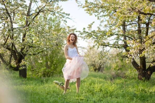 Νεαρό Ελκυστικό Κορίτσι Περπατά Στην Άνοιξη Πράσινο Πάρκο Απολαμβάνοντας Ανθοφορία — Φωτογραφία Αρχείου
