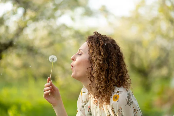 夏天公园里吹蒲公英的漂亮姑娘 绿草美丽的自然 纯粹的感情 — 图库照片