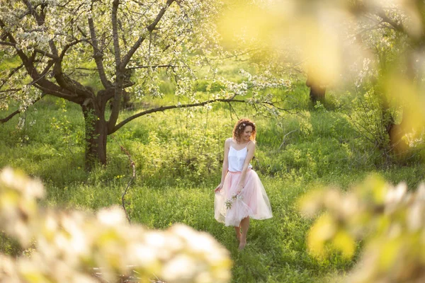Fiatal Vonzó Lány Sétál Tavasszal Zöld Park Élvezi Virágzó Természet — Stock Fotó