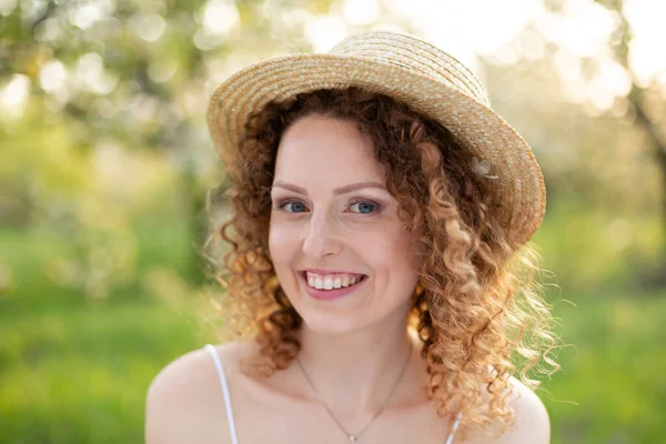 Portrait Young Atraktif Woman Curly Hair Stylish Wicker Hat Green — Stok Foto