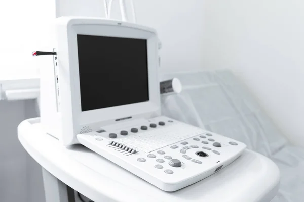 Utrustning För Ultraljudsdiagnostik Det Vita Rummet Läkarmottagning — Stockfoto