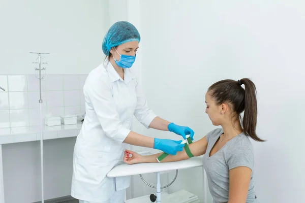 Hemşire, kan örnekleme işleminden önce hastanın eline klipsi takar..