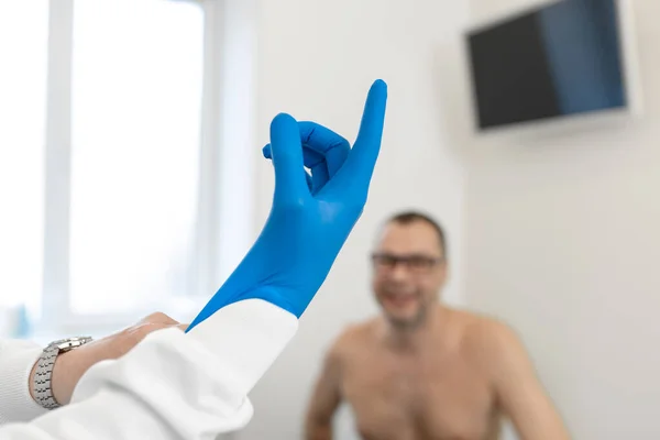 Uroloog Arts Trekt Medische Handschoenen Aan Voor Het Onderzoek Van — Stockfoto