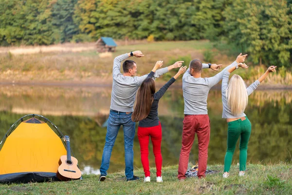 Grupo Amigos Felices Con Guitarra Divirtiéndose Aire Libre Bailando Tomados — Foto de Stock