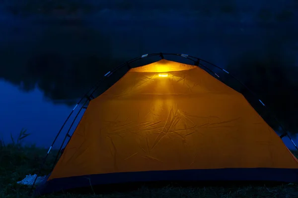 Une Tente Orange Nuit Dresse Sur Rivage Brille Intérieur — Photo