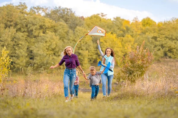 Felice Famiglia Non Tradizionale Due Giovani Madri Dei Loro Figli — Foto Stock