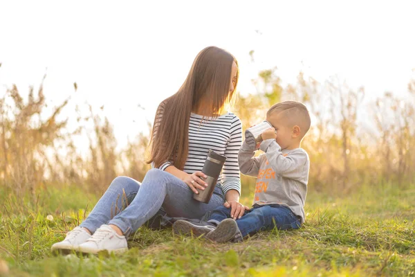 Famiglia Felice Passeggiata Autunnale Giovane Bella Madre Con Piccolo Figlio — Foto Stock