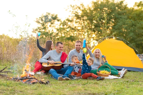 Viaje Turismo Caminata Picnic Concepto Personas Grupo Amigos Felices Con — Foto de Stock