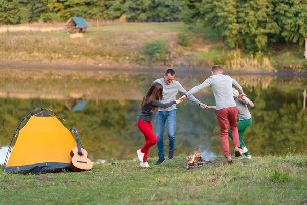 Csoport Boldog Barátok Gitár Szórakozás Szabadtéri Tánc Ugrás Közelében Park — Stock Fotó