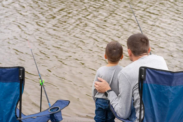 Egy Boldog Család Együtt Tölti Idejét Megtanítják Fiukat Horgászni — Stock Fotó