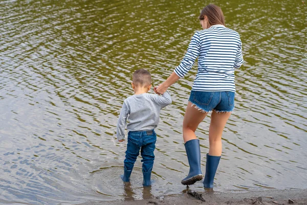 Mamma Con Piccolo Figlio Cammina Lungo Riva Sabbiosa Del Lago — Foto Stock