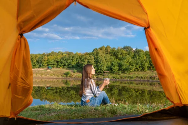 Camping Partján Naplementekor Kilátás Belülről Turisztikai Sátor Lány Élvezze Természet — Stock Fotó