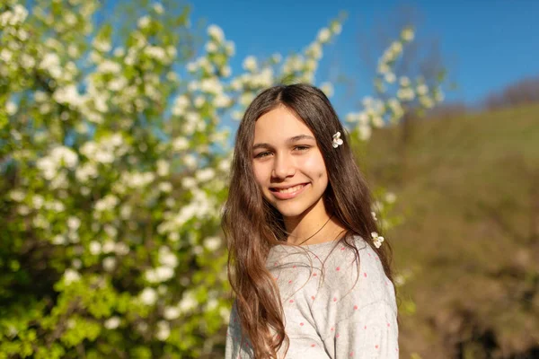 Potret Seorang Gadis Remaja Cantik Taman Musim Semi Yang Mekar — Stok Foto