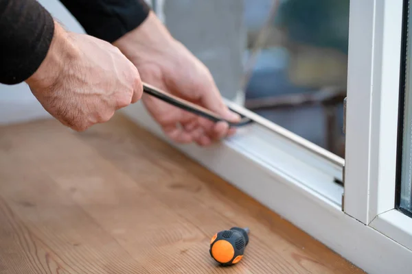 Professionelle Meister Bei Der Reparatur Und Montage Von Fenstern Ändert — Stockfoto