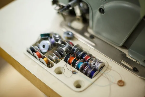 Set Colored Thread Sewing Machine Workplace Seamstress Tailoring Industry — Stock Photo, Image
