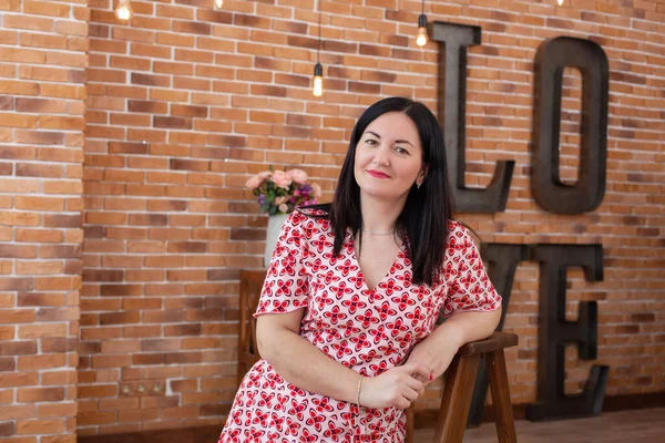 Potret Seorang Wanita Berambut Cokelat Dalam Gaun Merah Dan Putih — Stok Foto