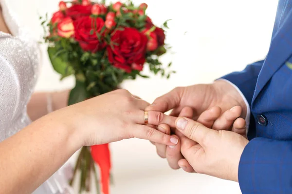 Brudgummen Sätter Vigselring Brudfingret Bröllopsdetaljer — Stockfoto
