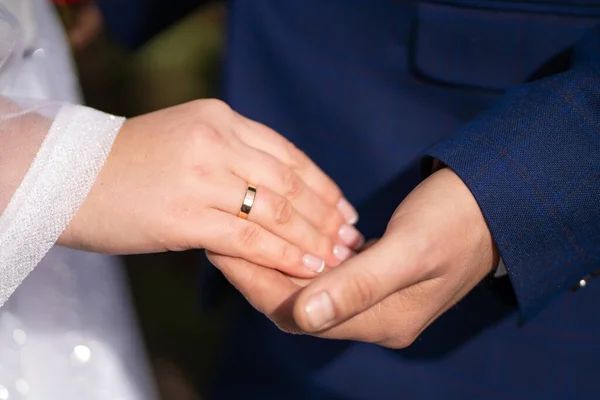 Brudgummen Håller Sin Brud Handen — Stockfoto