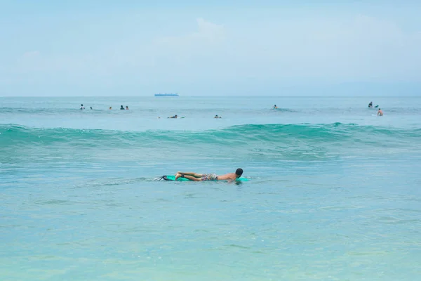 Tipo Sta Nuotando Sulla Tavola Surf Sull Oceano Stile Vita — Foto Stock