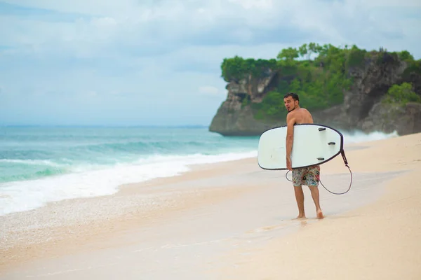 Surfista Surf Man Con Tavola Surf Piedi Sulla Spiaggia Tropicale — Foto Stock