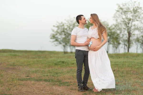 Momentos Felices Embarazo Esposo Cariñoso Con Esposa Embarazada Aire Libre — Foto de Stock