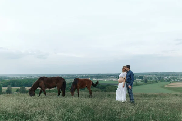 Par Rural Prado Verde Comunica Com Animais Esposa Grávida Terapia — Fotografia de Stock