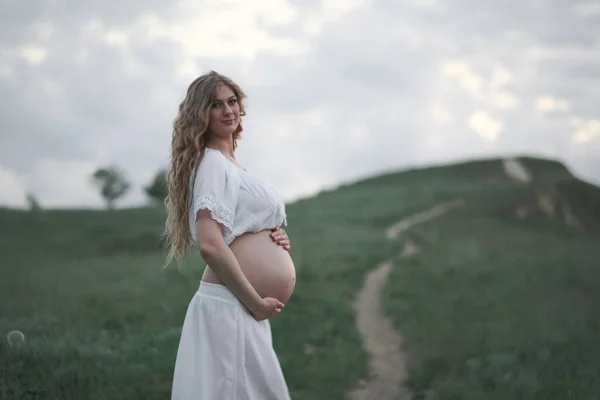 Una Chica Embarazada Blanco Está Esperando Amada Parada Junto Una — Foto de Stock