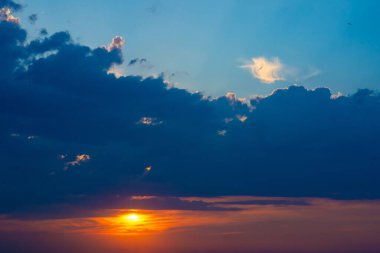 Gün batımında bulutlu bir gökyüzü. Güzel bir doğa manzarası..